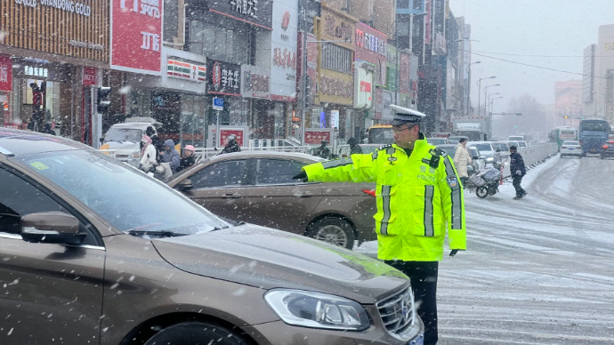 提前上岗，李沧交警雪中执勤保畅通