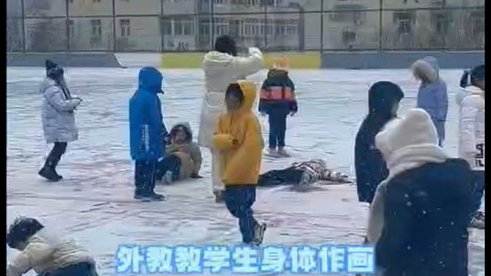 硬气！下雪了，青岛一学校体育老师借课带学生打雪仗