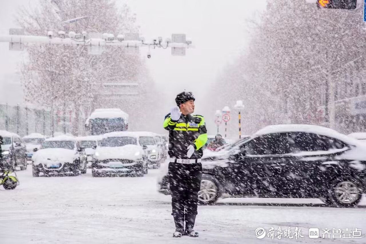 寒风中的交警图片