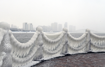 威海开启“急冻模式”，海边护栏结满冰凌
