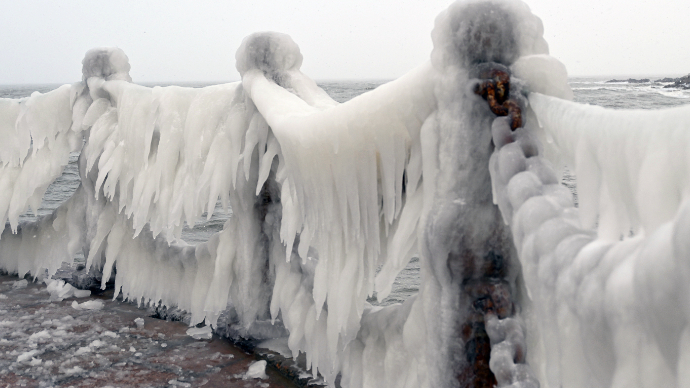 果然视频 | 威海开启“速冻模式”，海边护栏结满冰凌