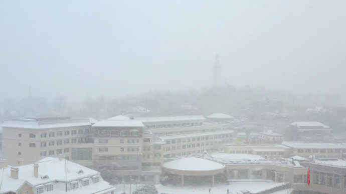 果然视频|雪中航拍烟台海边，烟台山灯塔大雪中若隐若现