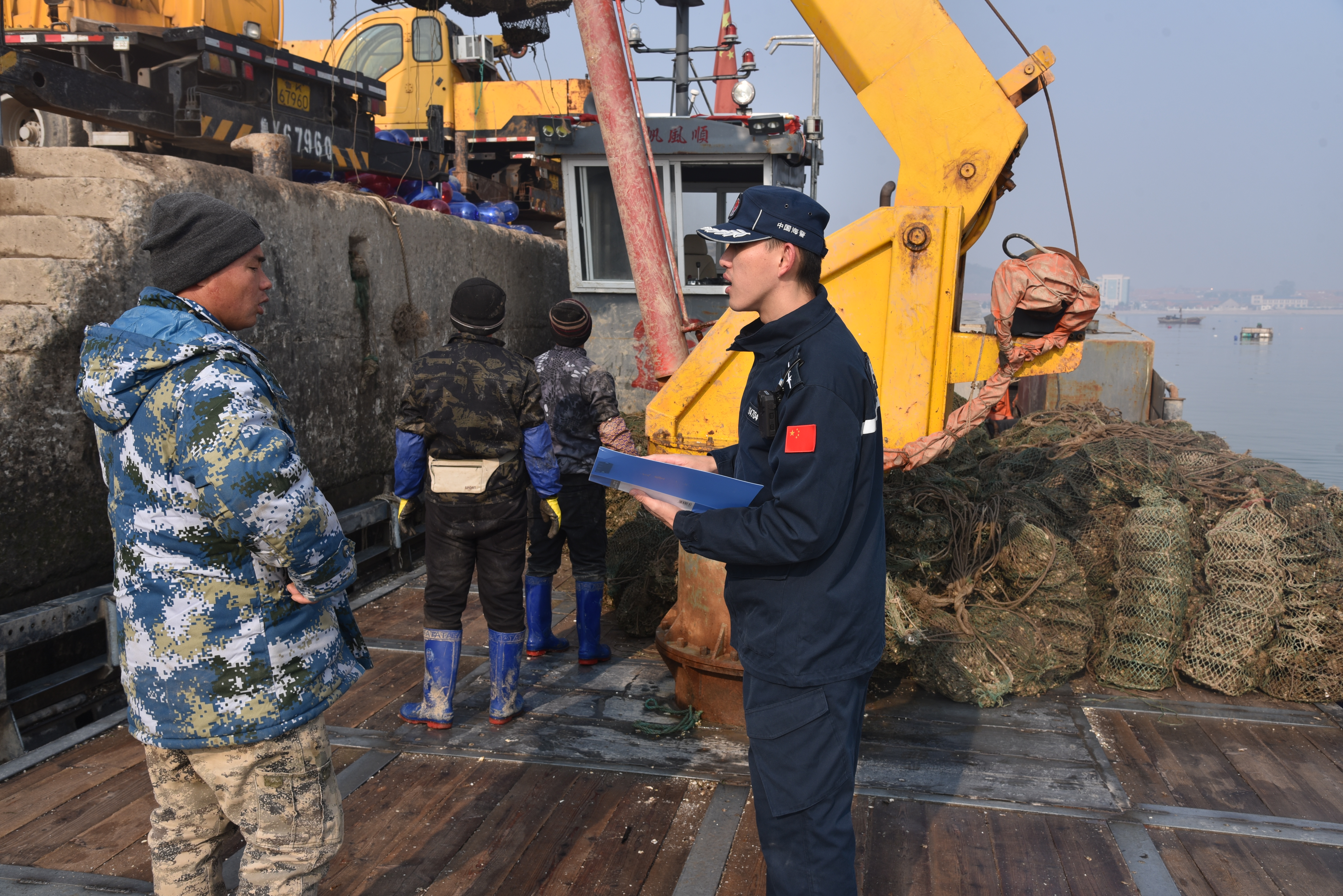威海海警局多措并举全力保障冬季辖区渔业生产-齐鲁