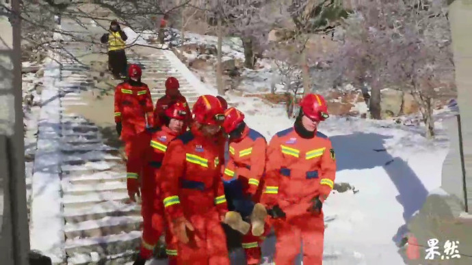 果然视频|男子泰山顶突发疾病，消防员利用担架将其抬下山