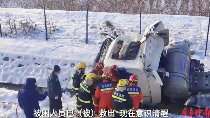 果然视频|载有三十吨甲醇的罐车翻下高速路，消防员迅速到场施救