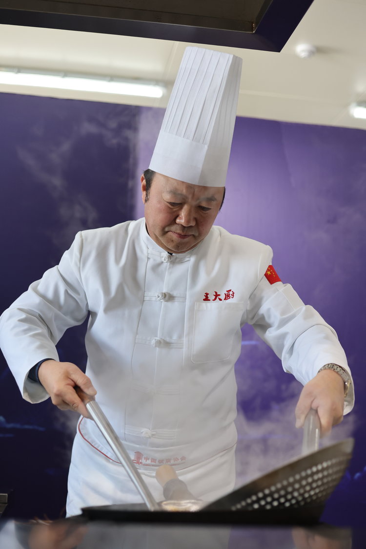 图集|名厨亮绝技!烟台鲁菜大师现场展示真功夫