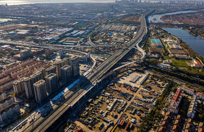 2023年12月26日,重庆高架路实现主线及九对匝道通车。重庆高架路南起山东路,北至仙山路,长17.7公里(含跨海大桥高架路立交范围内已建成2公里),高架主线自淮安路以南标准段为4车道,以北标准段为6车道,跨市北区东北部,纵穿李沧区及城阳区南部,是东岸城区南北向交通中轴线。