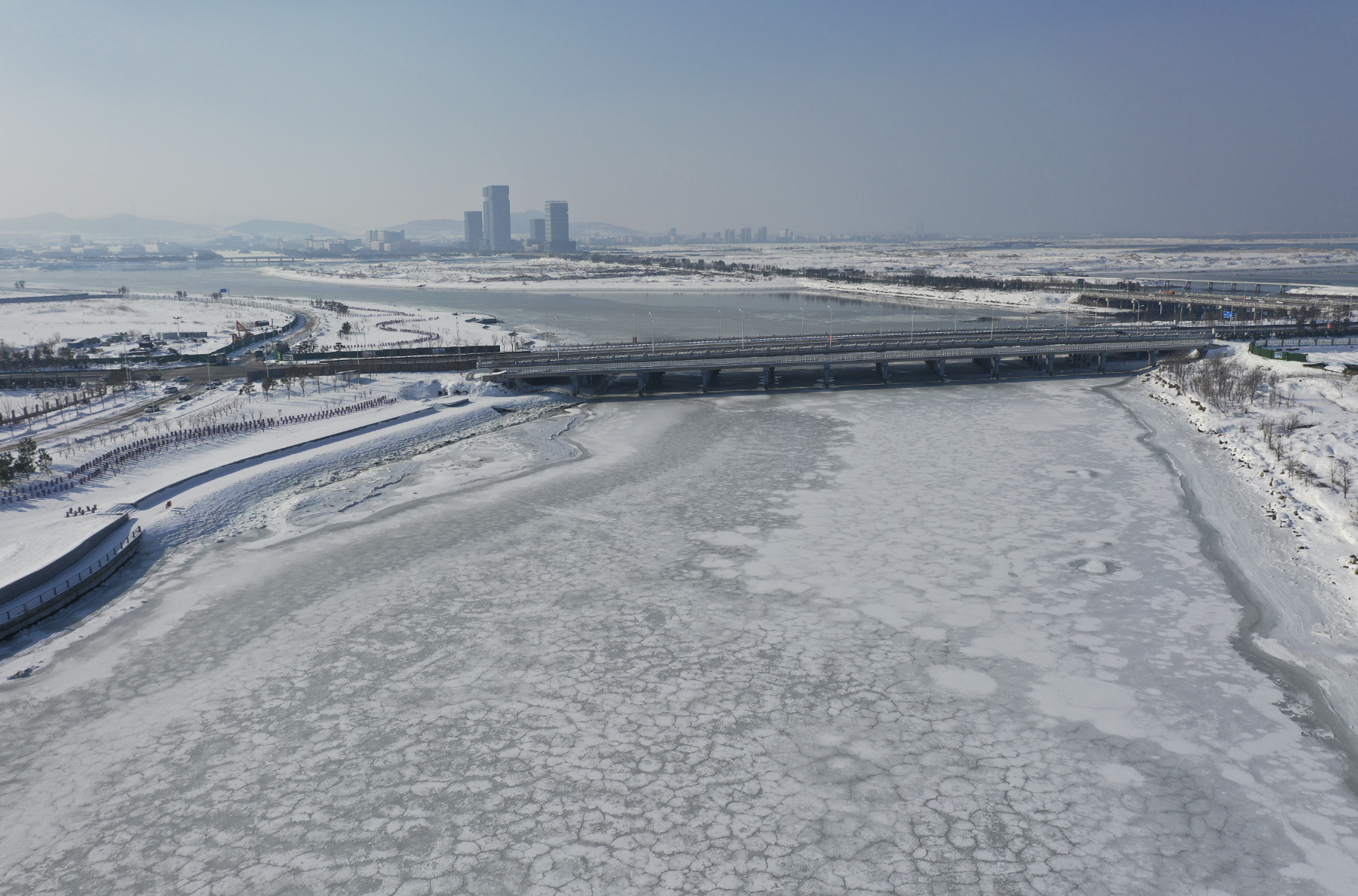 大海冻住了!威海双岛湾入海口水面结冰
