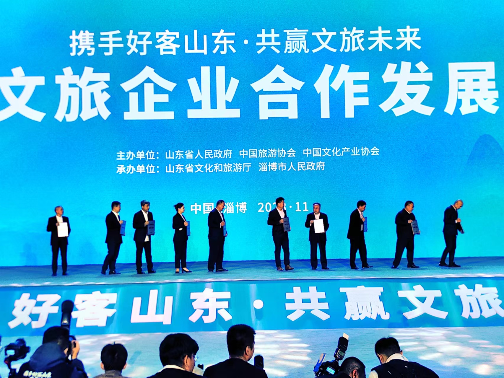 文旅2023丨这一年政策锚定高质量发展，市场来了旅游特种兵