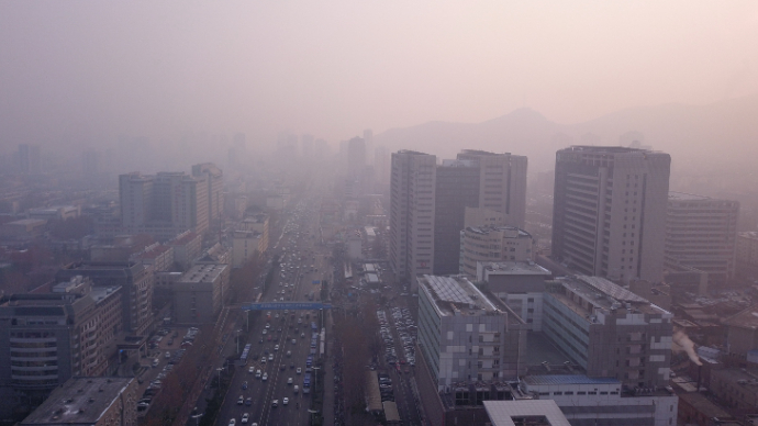 果然视频|济南雾气迷蒙，空气中度污染，山东发布大雾预警   