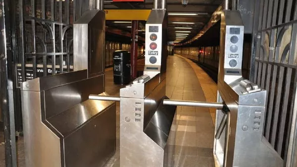 纽约曼哈顿地铁列车相撞脱轨24人受伤