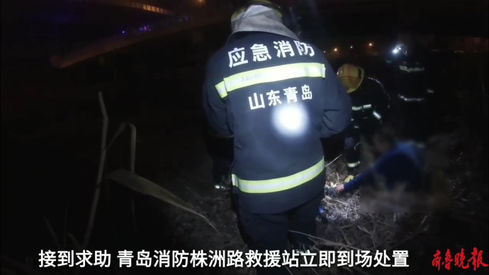 果然视频|凌晨，一男子疑酒后被困河道，消防员利用担架将其抬出