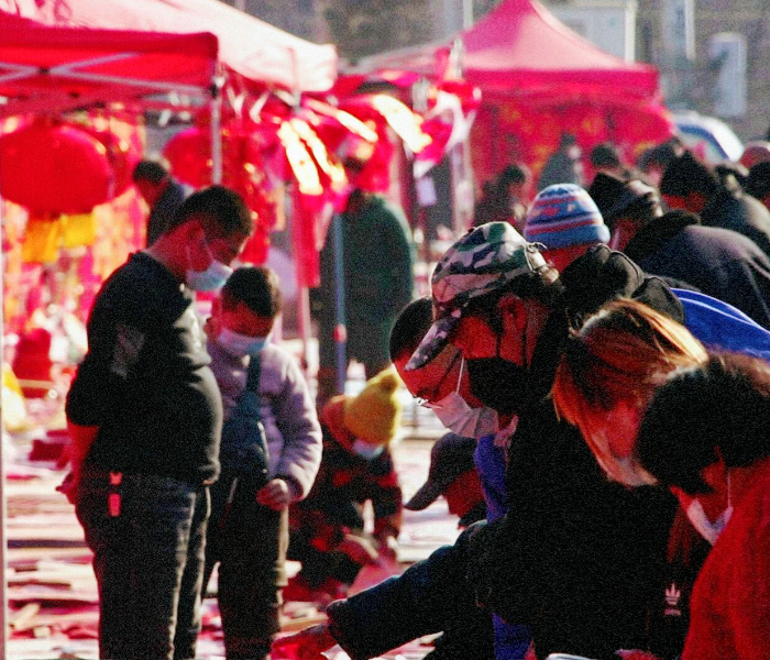 2024春节山东乡村文化旅游节枣庄系列活动以“家家挂红灯，户户贴春联，村村有好戏——回村过大年”为主题，突出“以文化人、以文聚气、以文兴业”，精心策划推出“手造大集”系列年货节、群众性小戏小剧展演等18项市级、44项区（市）级重点活动和128项特色活动，充分展示枣庄“好品好物、美景美食、风情风貌、文艺文化”，让广大群众“寻年味、赏民俗、过大年”。