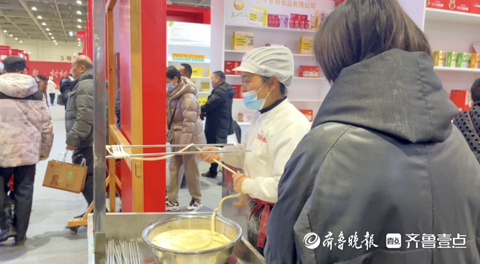 年货节|走两步就有品尝试吃，现场市民逛得“嗨”！