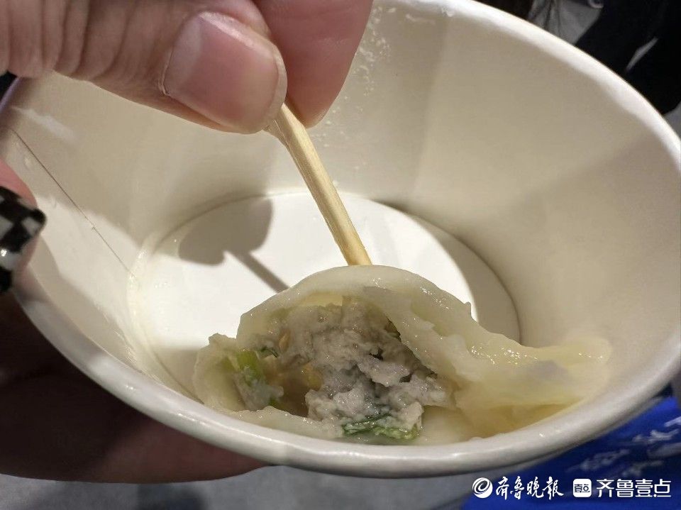 从包到煮再到吃！胶东特色的鲅鱼馅水饺，在年货节大受市民欢迎