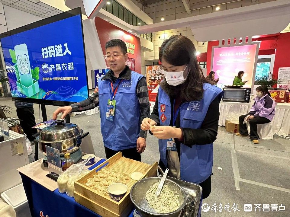 从包到煮再到吃！胶东特色的鲅鱼馅水饺，在年货节大受市民欢迎