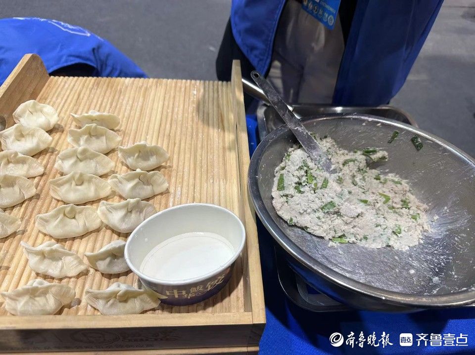 从包到煮再到吃！胶东特色的鲅鱼馅水饺，在年货节大受市民欢迎