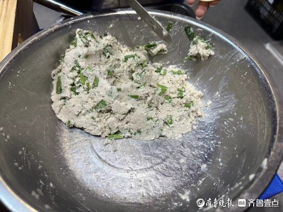 从包到煮再到吃！胶东特色的鲅鱼馅水饺，在年货节大受市民欢迎