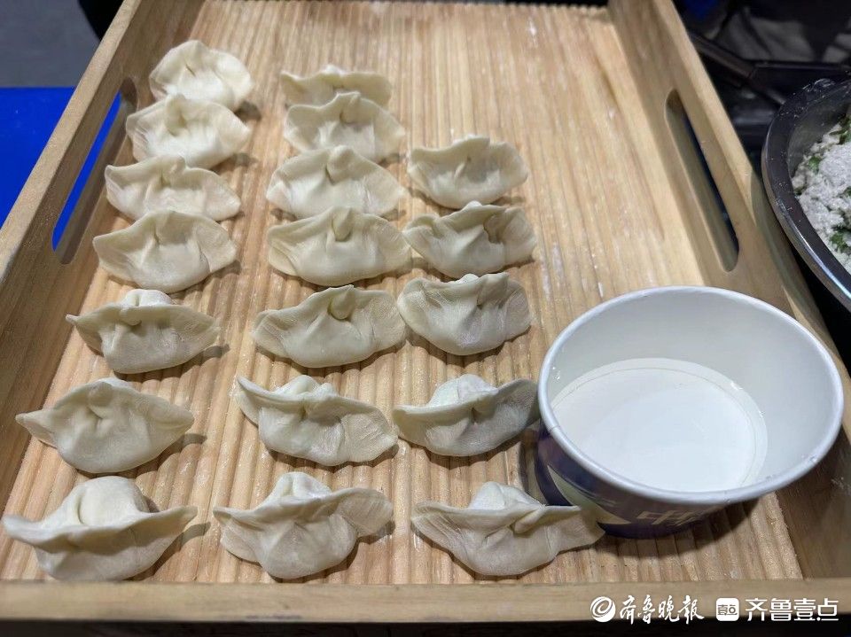 从包到煮再到吃！胶东特色的鲅鱼馅水饺，在年货节大受市民欢迎
