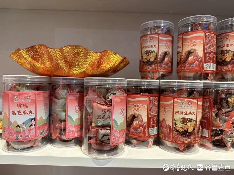 “玫瑰”闪耀年货节!玫瑰鲜花饼、玫瑰酱、玫瑰化妆品深受市民喜爱