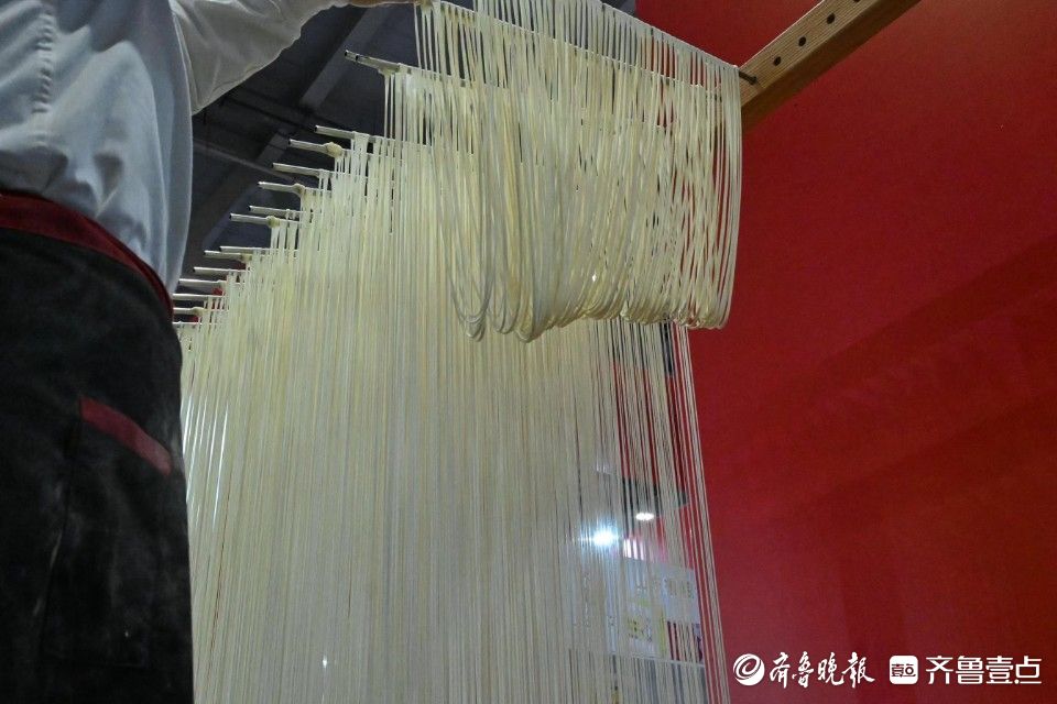 齐鲁农超年货节最后一天，市民逛吃热情依然不减