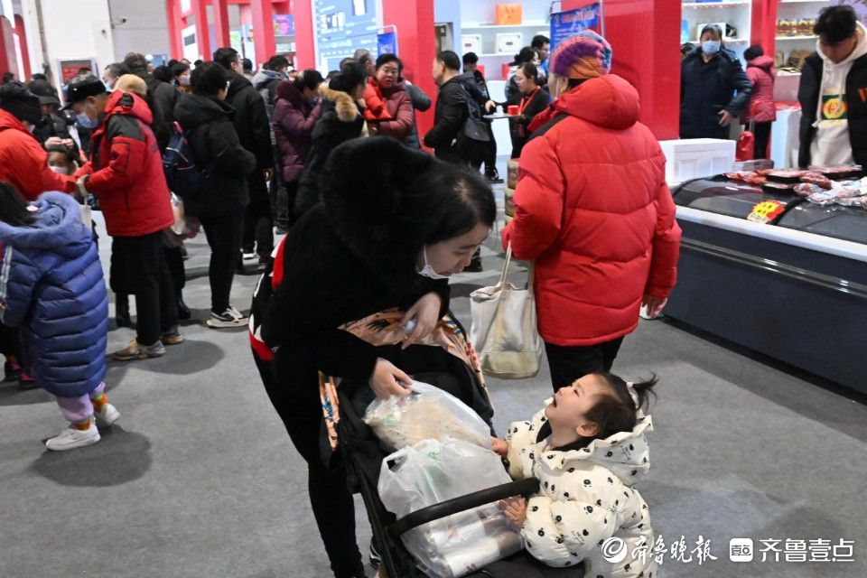齐鲁农超年货节最后一天，市民逛吃热情依然不减