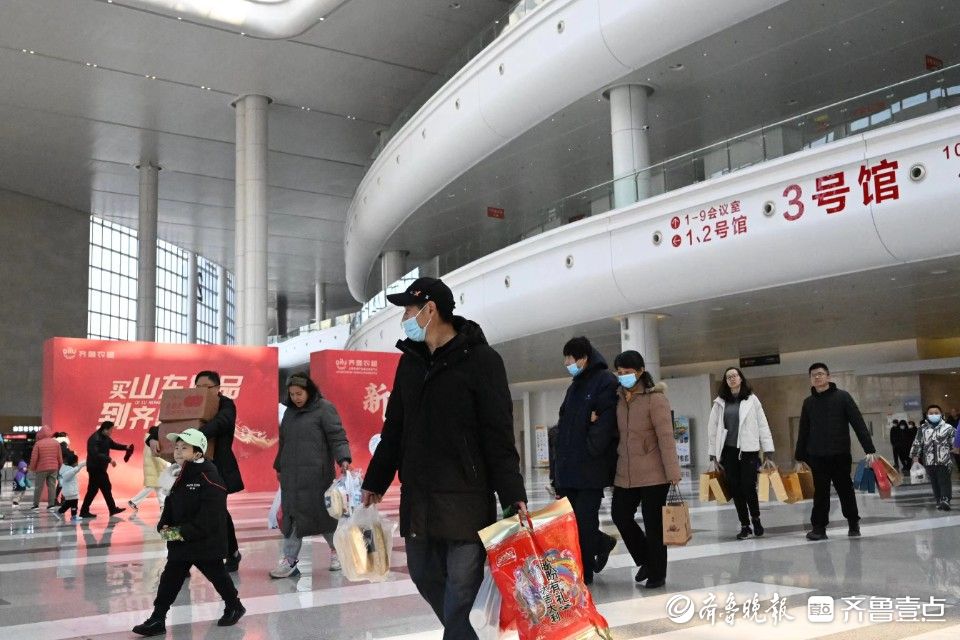 齐鲁农超年货节最后一天，市民逛吃热情依然不减