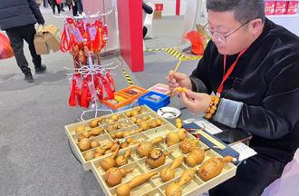 “马上有钱”葫芦雕刻，新春年货节展会现场赢得好彩头