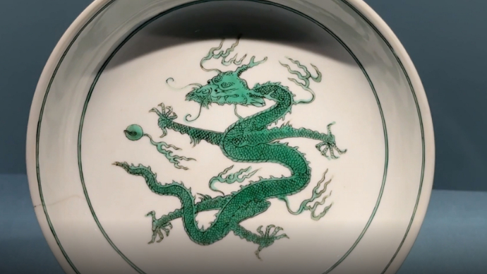 果然视频·寻龙记|精美！明清瓷器上的龙纹鉴赏，都有啥区别？