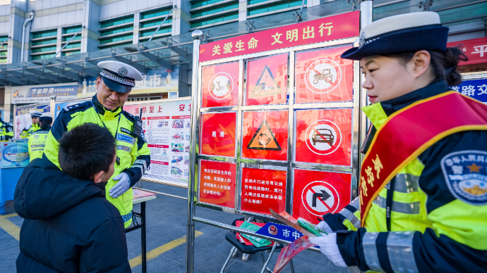 果然视频|“平安春运 交警同行” 济宁交警为广大旅客送平安