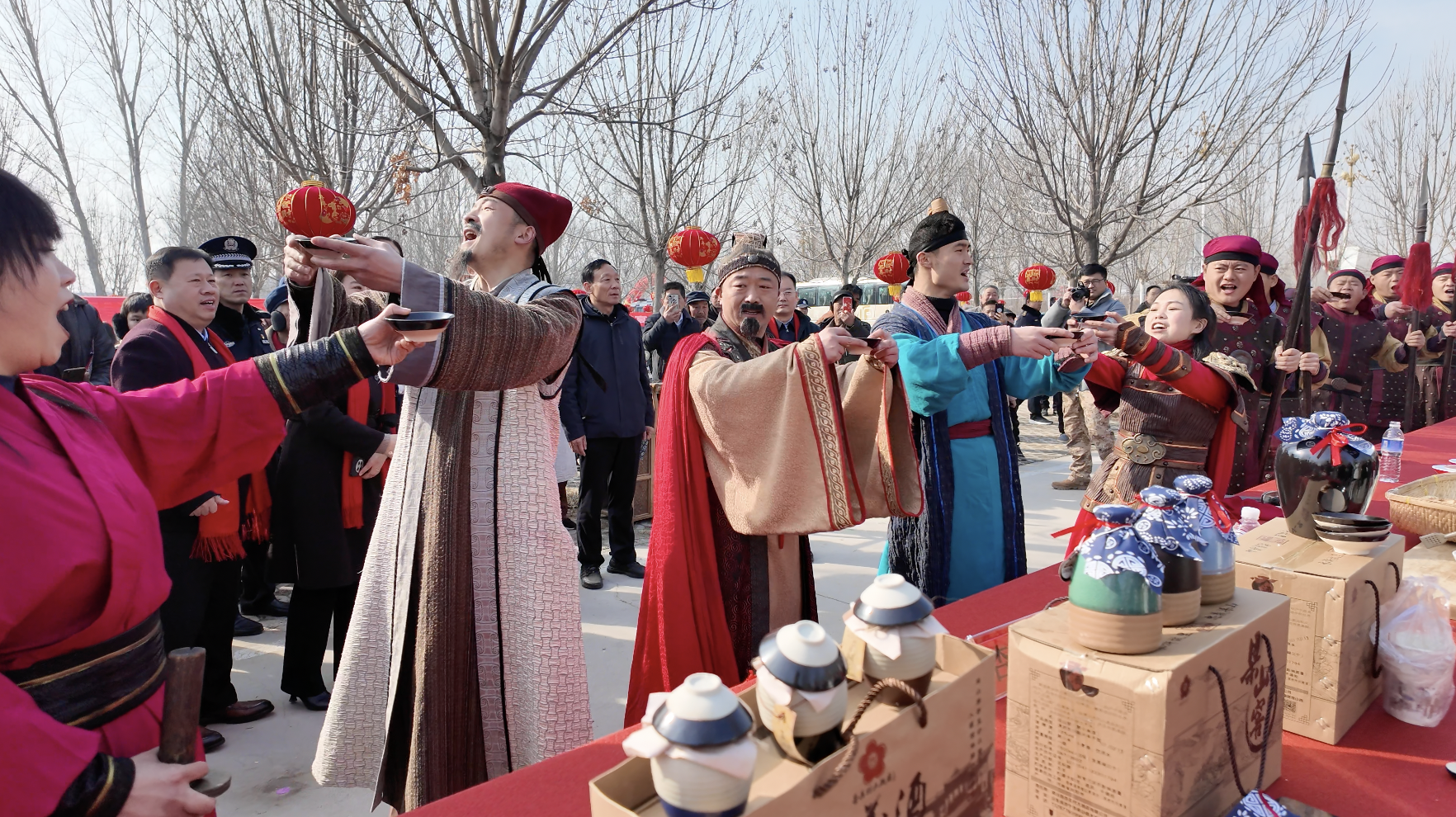 在大集周邊空地上,梁山縣大路口鄉還打造了夢幻童話主題樂園,百奇熊