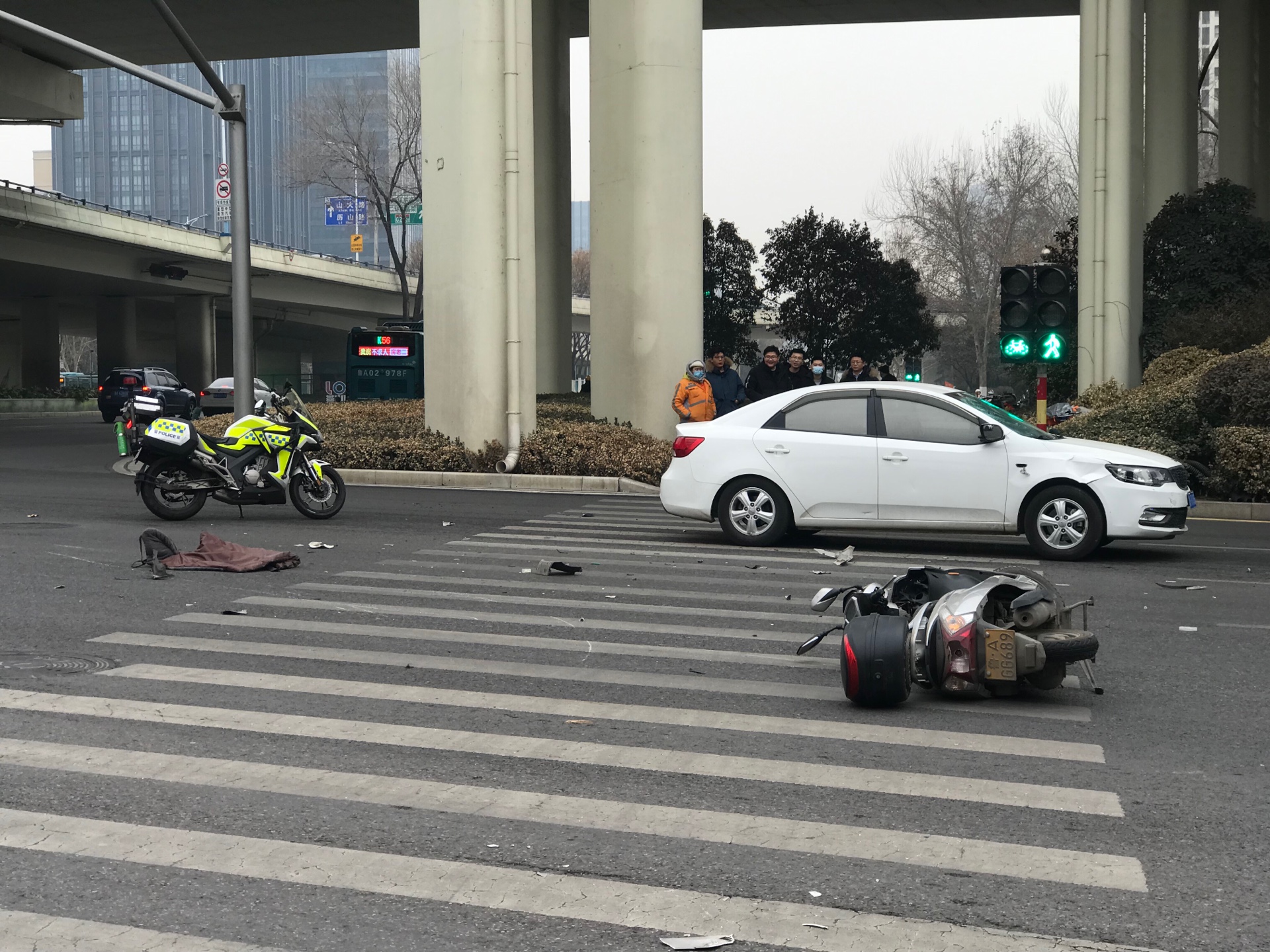 30日中午12点左右,在济南市燕山立交桥二环东路上发生了一起车祸,一辆