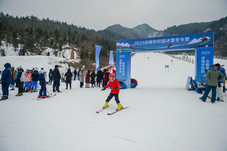 济南市校园冰雪冬令营盛大开幕，引领青少年感受冰雪运动的魅力