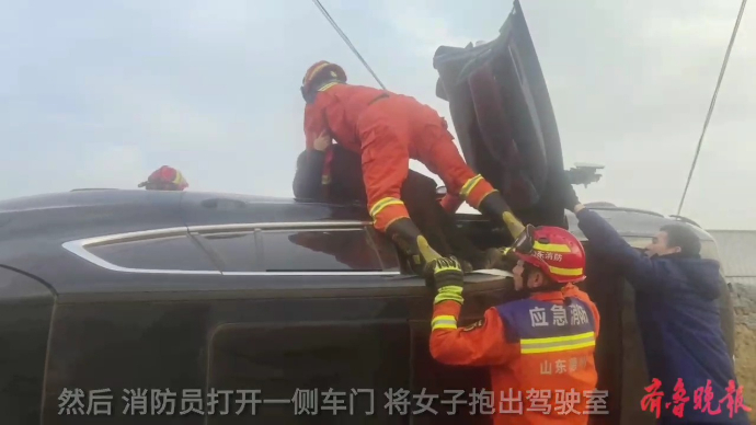 果然视频|越野车失控翻进路边沟，消防员到场施救