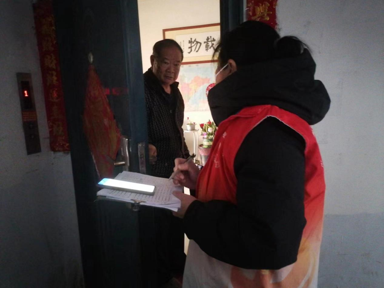 工作人员按照街道下发的相关政策结合社区实际情况,一对一上门走访