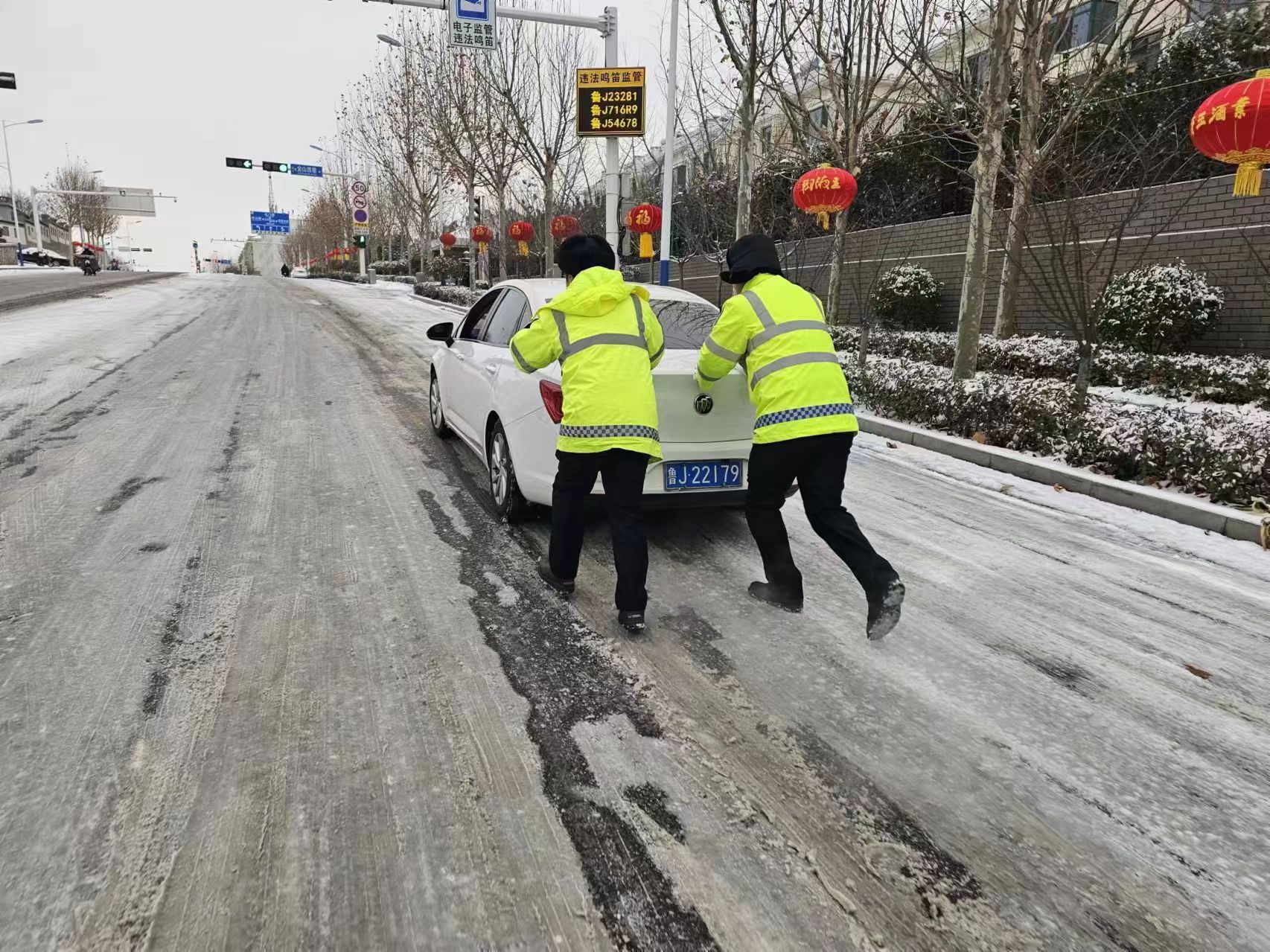 泰安交警城东大队三加强全力应对雨雪恶劣天气