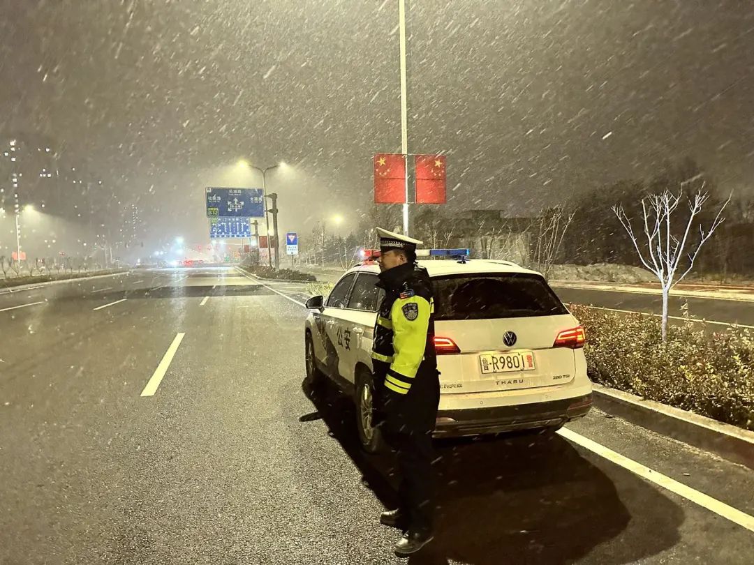 雪天靓警牡丹区交警雪天执勤保畅通守护平安路