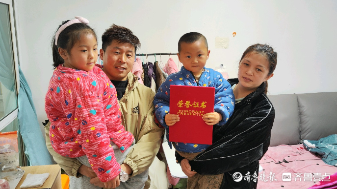 乐陵小伙深夜善举引网友点赞，夫妻租住15平米房间在杭州打拼