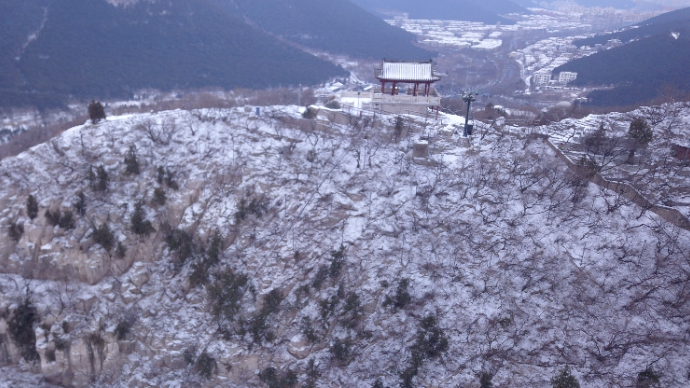 果然视频|济南雪后千佛山，山顶安静素雅景色极美