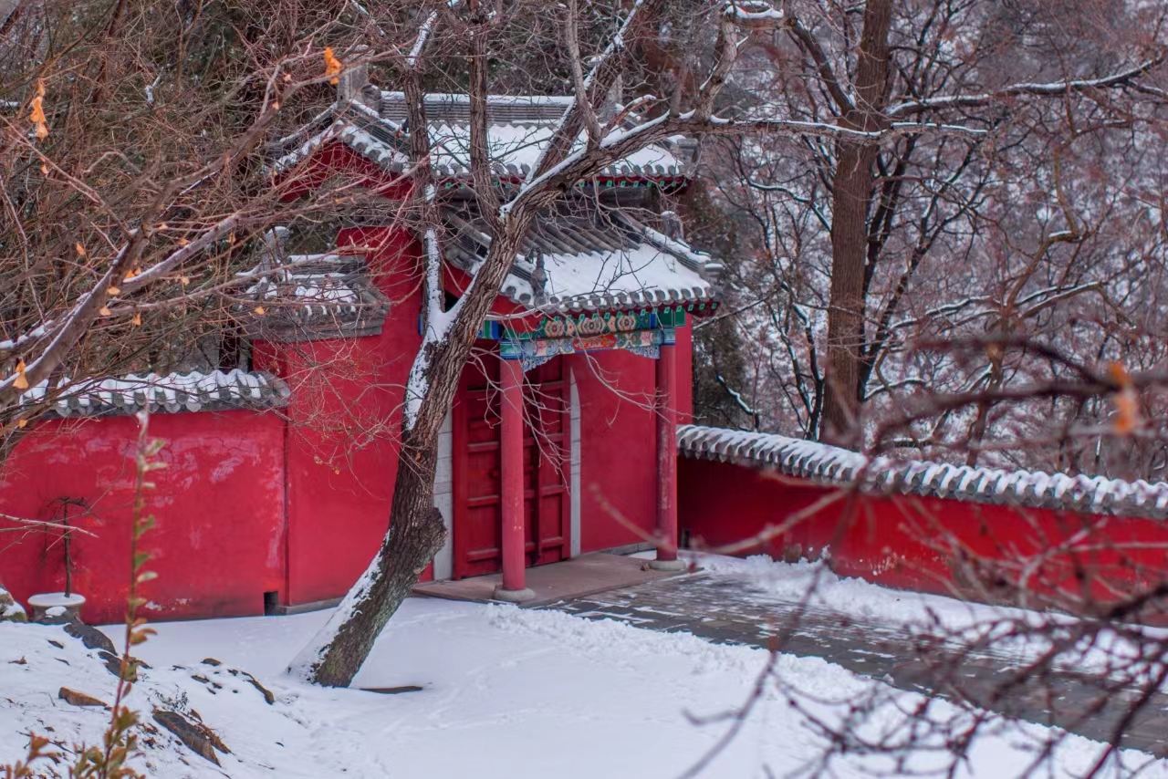 壹图集雪后的泰山玉泉寺