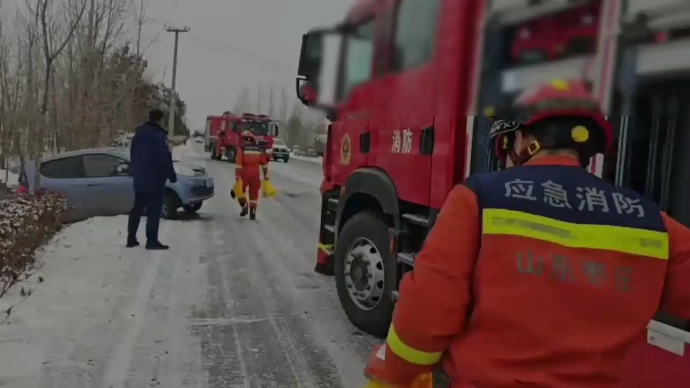 果然视频|雪天路滑，一轿车刹车甩尾险些翻进路边沟