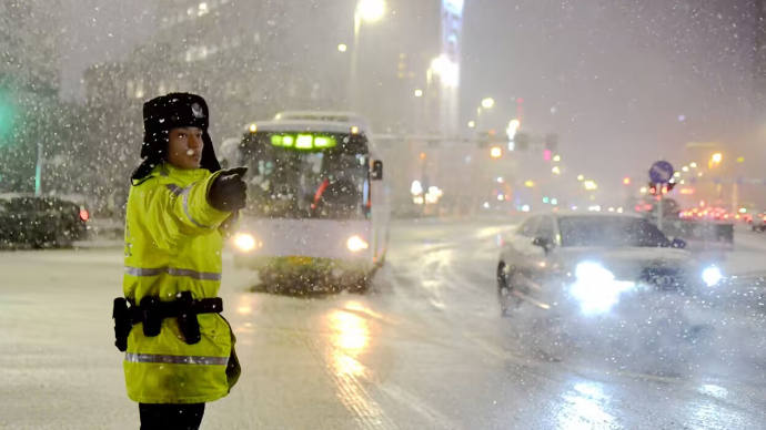 果然视频丨迎风战雪！岛城出动警力1.24万人次疏堵保畅