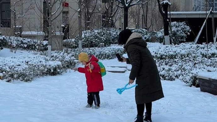 果然视频｜堆雪人，捏雪球，青岛市民尽享雪景乐趣！