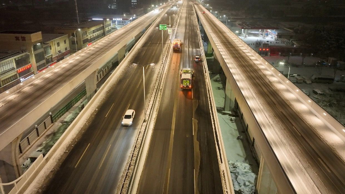 果然视频｜给力！重庆高架路主次干道路面积雪连夜清理完毕