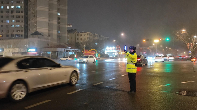 济南出现降雪天气，交警多措并举保障出行平安