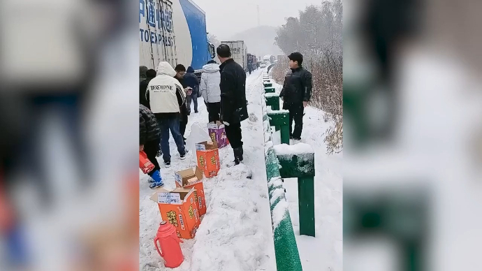 村民自发组织，绕山路给被堵在高速上的旅客送食物