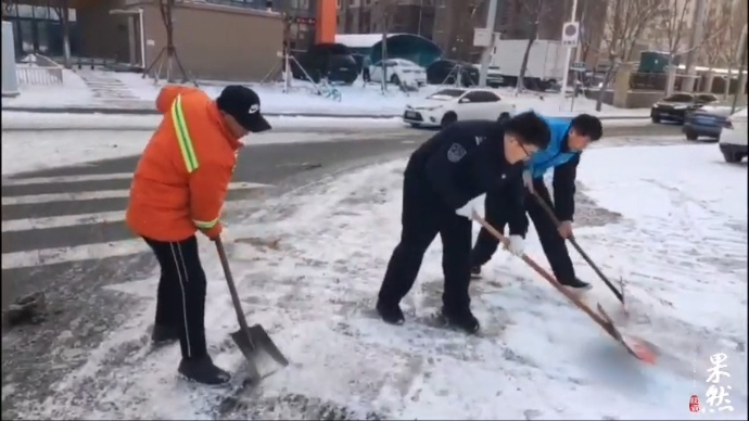 果然视频|冒严寒除冰雪，济南公交齐鲁志愿者献爱心