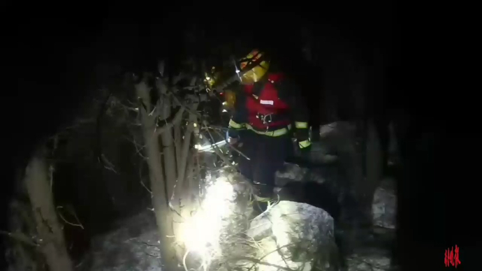 果然视频|一车辆疑雪天路滑失控翻进沟，消防员迅速到场施救