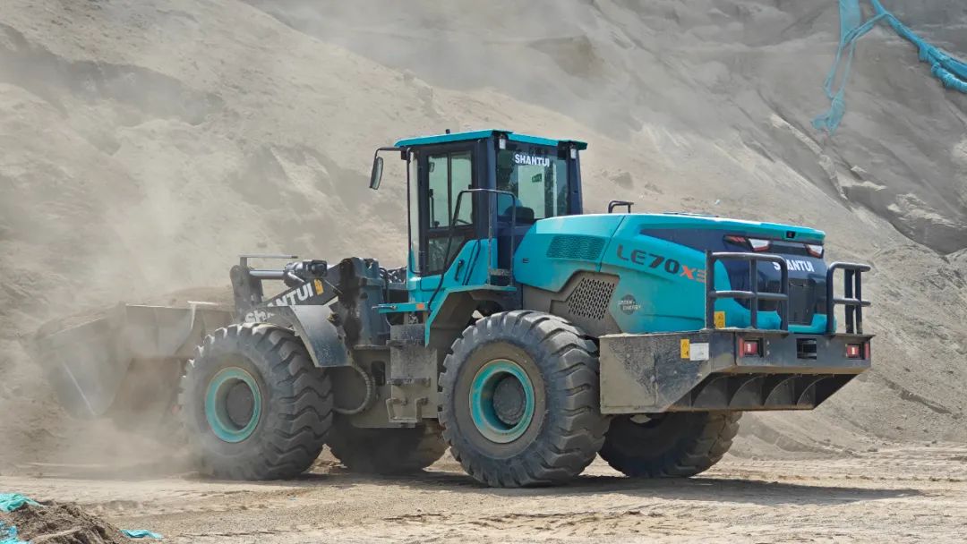 山推纯电装载机启动绿色矿山新篇章