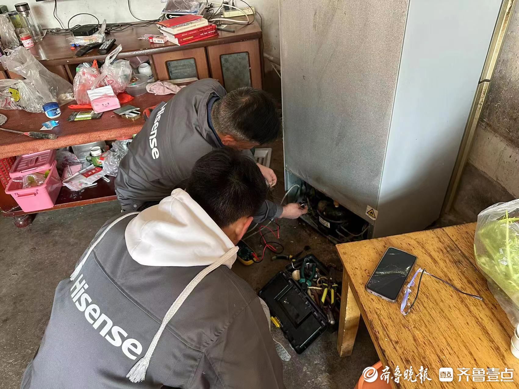 居民们热情高涨,纷纷把家里出现问题的家电带到现场进行维修